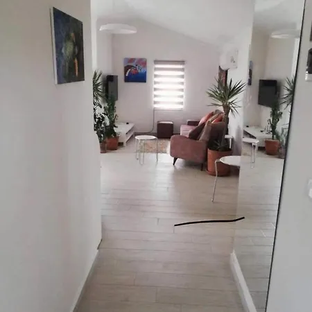 Captivating 2-bed Penthouse With Pool شقة